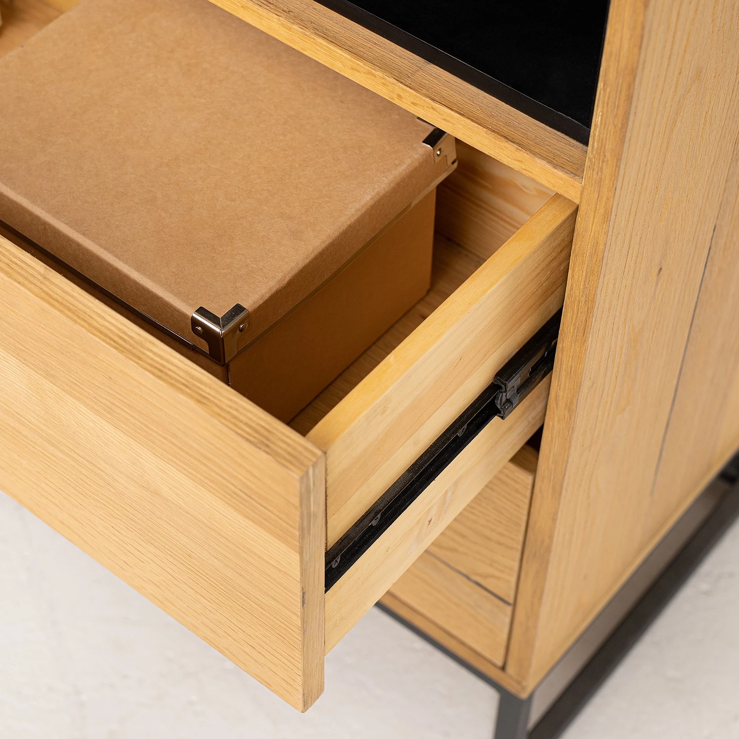 Studio Copenhagen Buffet haut Flox - Placage en bois véritable / Métal -Chêne / Noir 12 Studio Copenhagen Buffet haut Flox - Placage en bois véritable / Métal -Chêne / Noir – Image 12